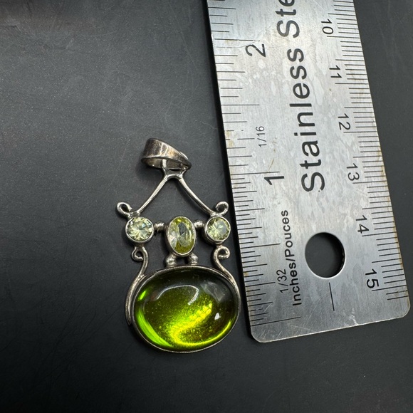 Vintage Sterling Silver Green Peridot Pendant - Picture 4 of 4